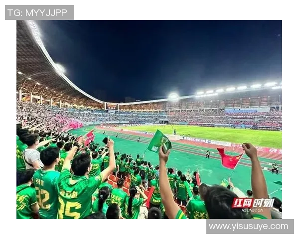 足球退役球星签字纪念活动揭幕 吸引众多球迷热情参与共同回顾传奇时刻